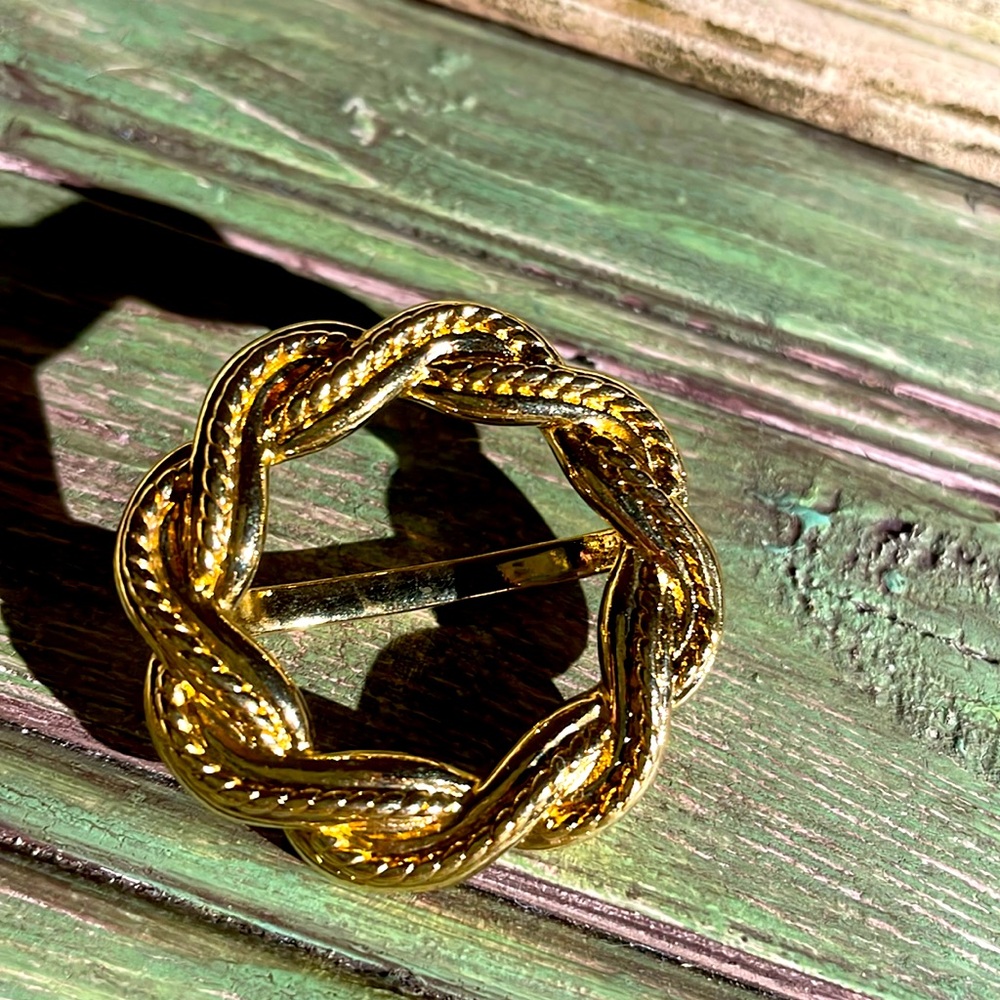 Wreath scarf clip